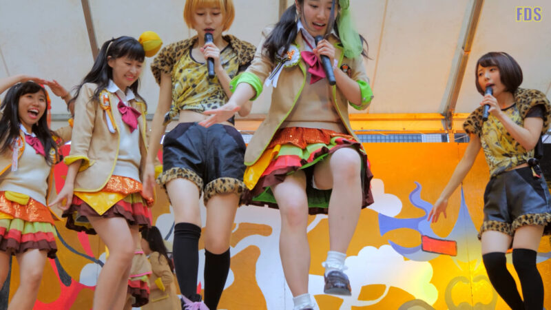 ファンの所へ会いに来てくれるアイドル 『まいどハンバーガールZ』 Japanese girls Idol group [4K] 01:44